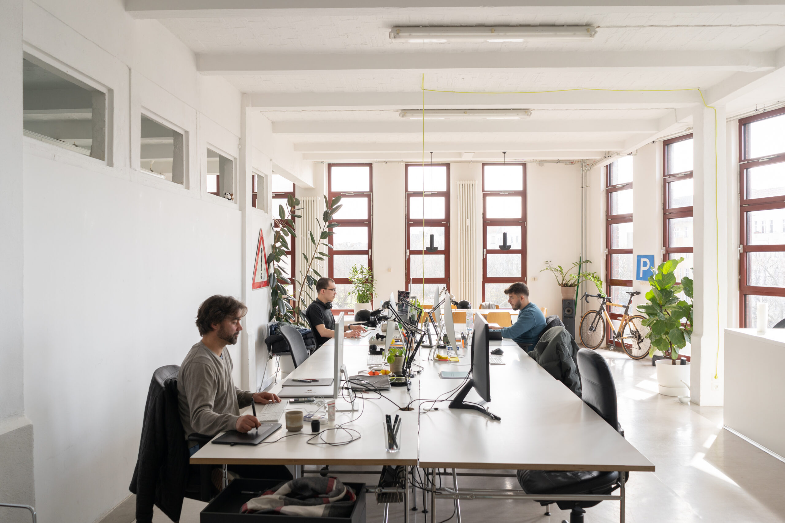 Monospace Büro Innenraum mit orangefarbenen Akzenten